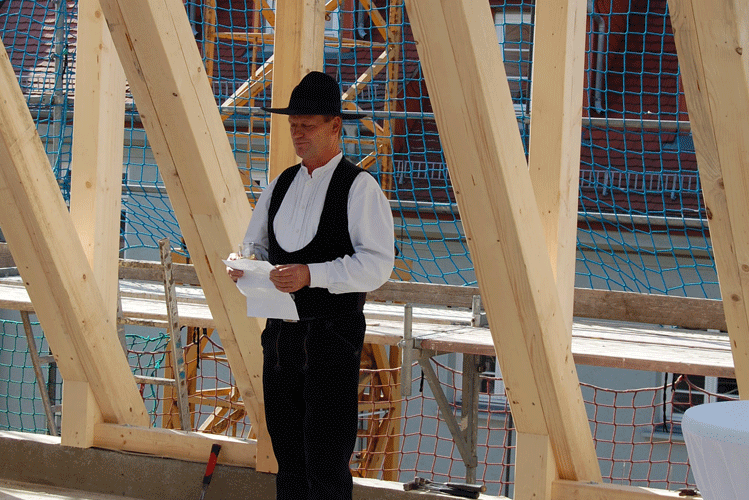 Zimmermann beim Richtspruch auf Richtfest Wohnanlage Dresden